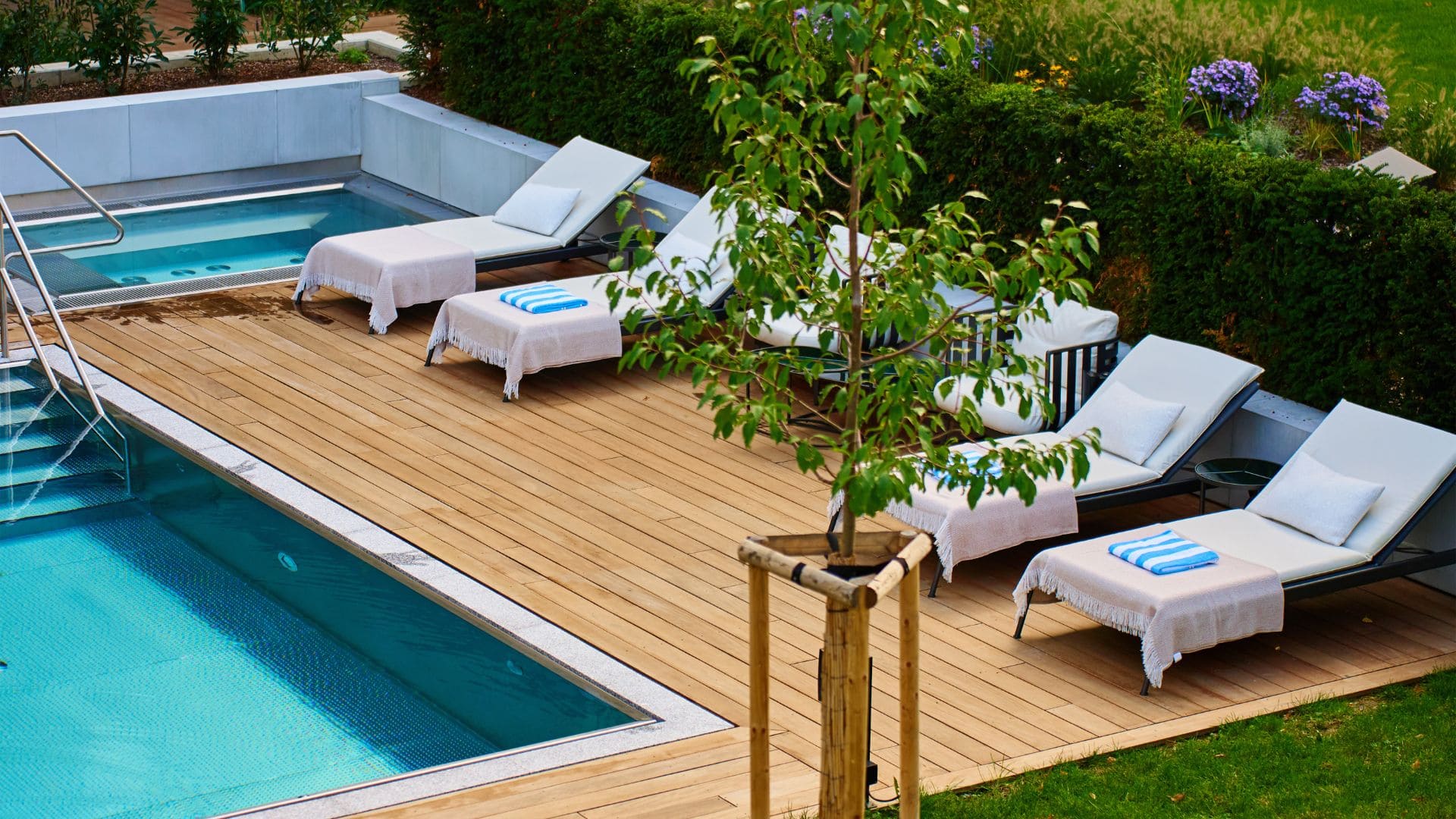 instalacion suelo wpc jardin